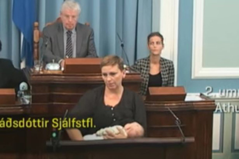 Poslanica podojila bebu za govornicom (VIDEO)