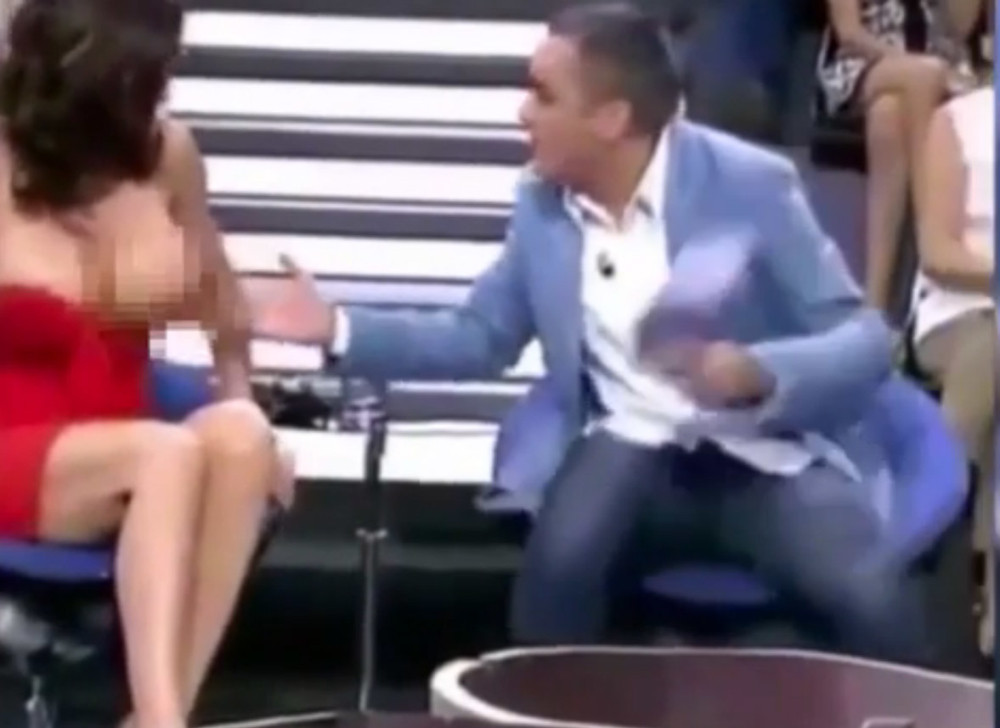 Voditelj gošći obnažio grudi (VIDEO)