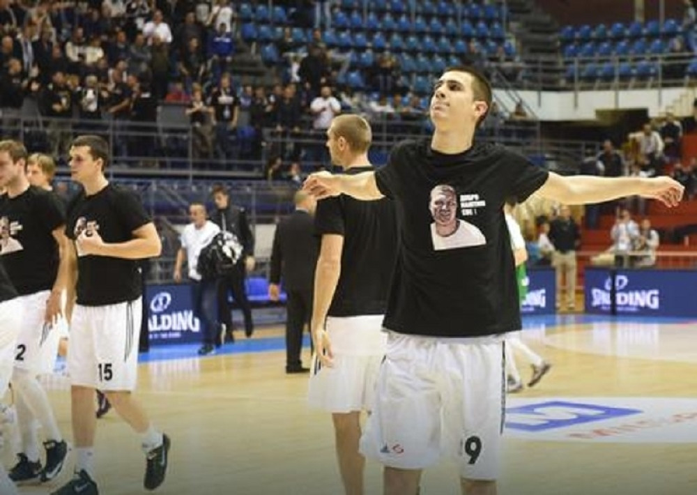 Vučića ne interesuje ko nosi majice sa likom Mutavog