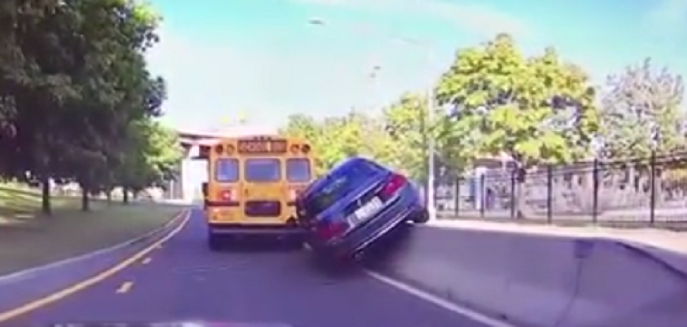Slupao BMW pretičući školski autobus! (VIDEO)