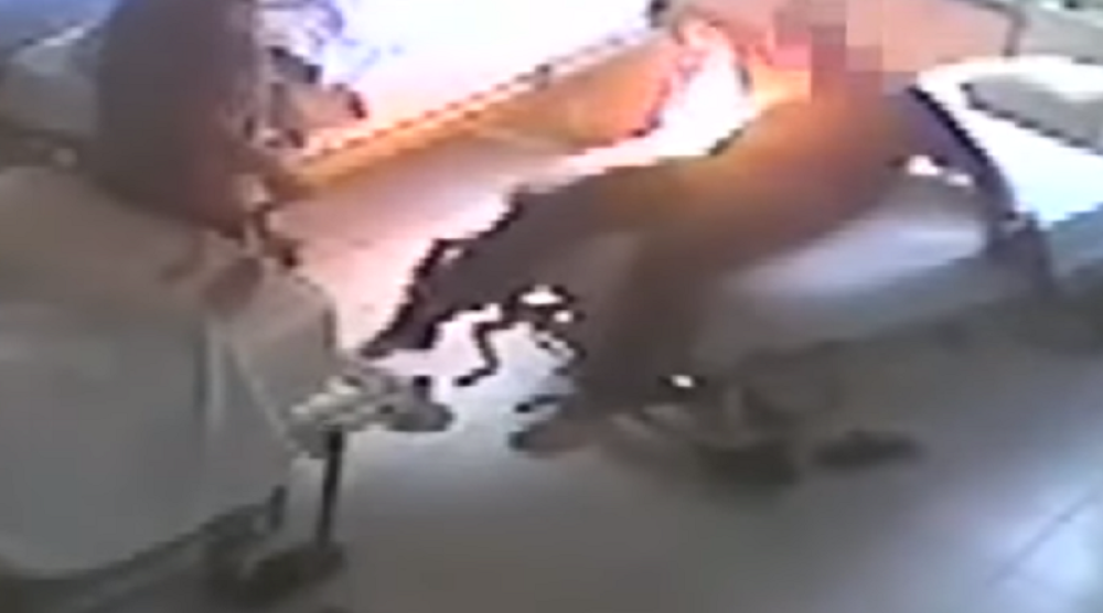 Dok vezani pacijent gori - sestre piju kafu (VIDEO)