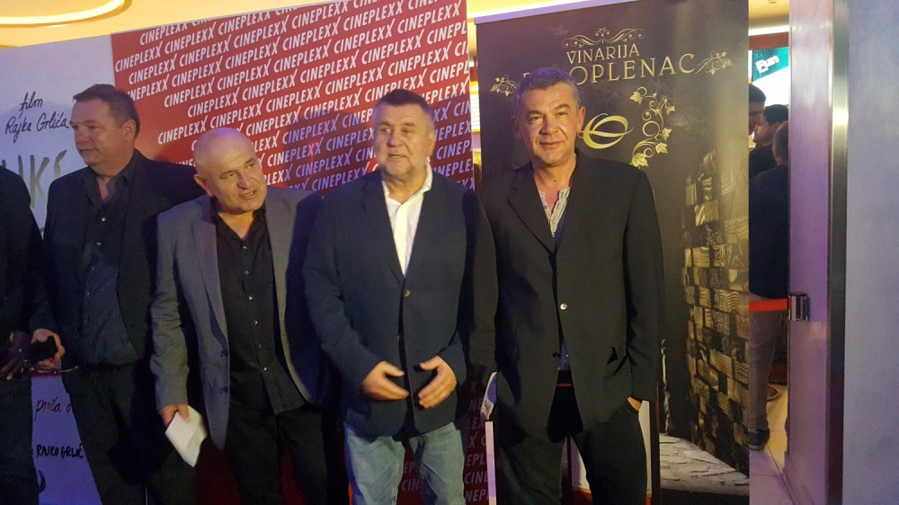 "Ustav" ostavlja ljude bez teksta