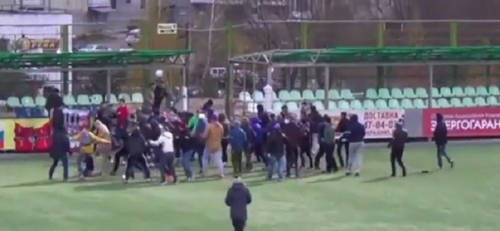 Utakmica dosadna, navijačima dosadno, sledi tuča (VIDEO)