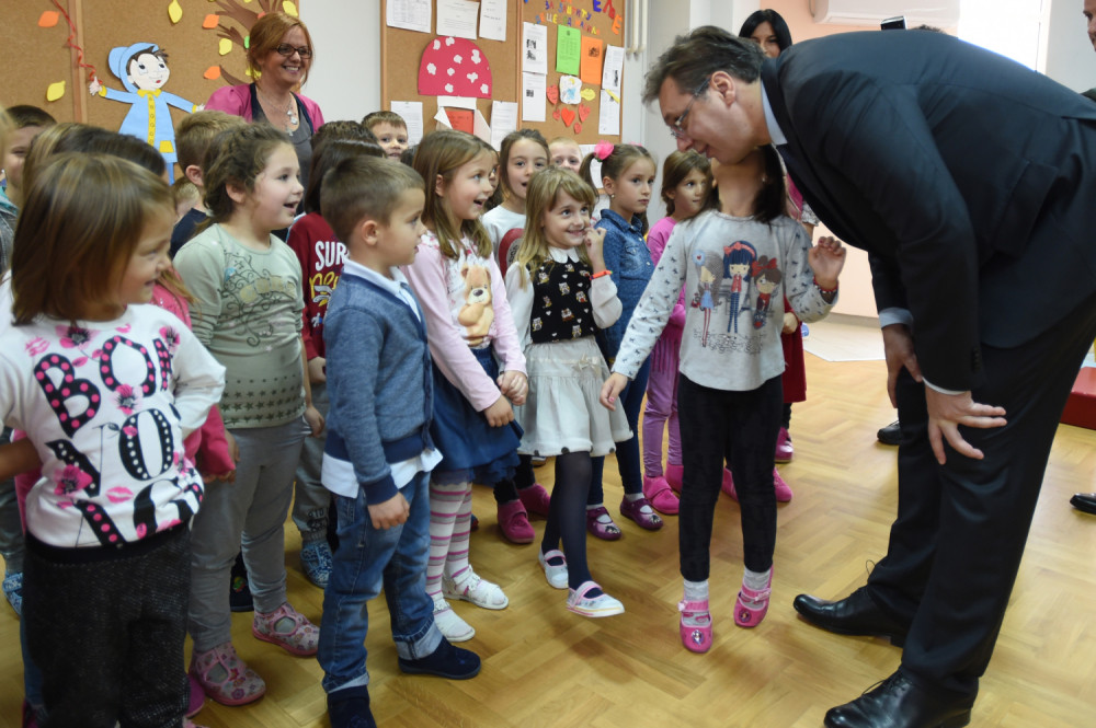 Deca traže od Vučića: Dajte nam Kineze!