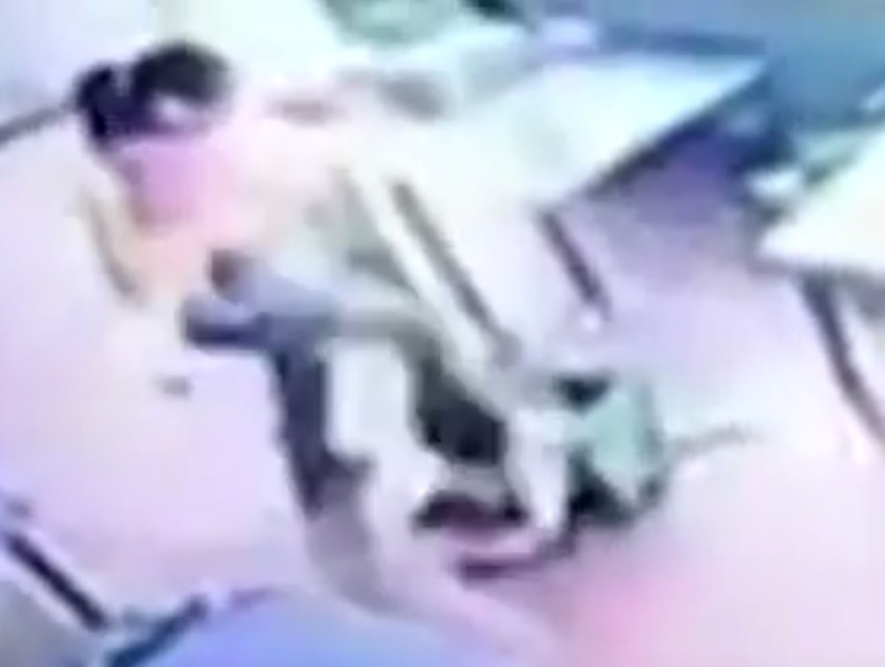 Tetka išutirala sestrića (4) (UZNEMIRUJUĆI VIDEO)