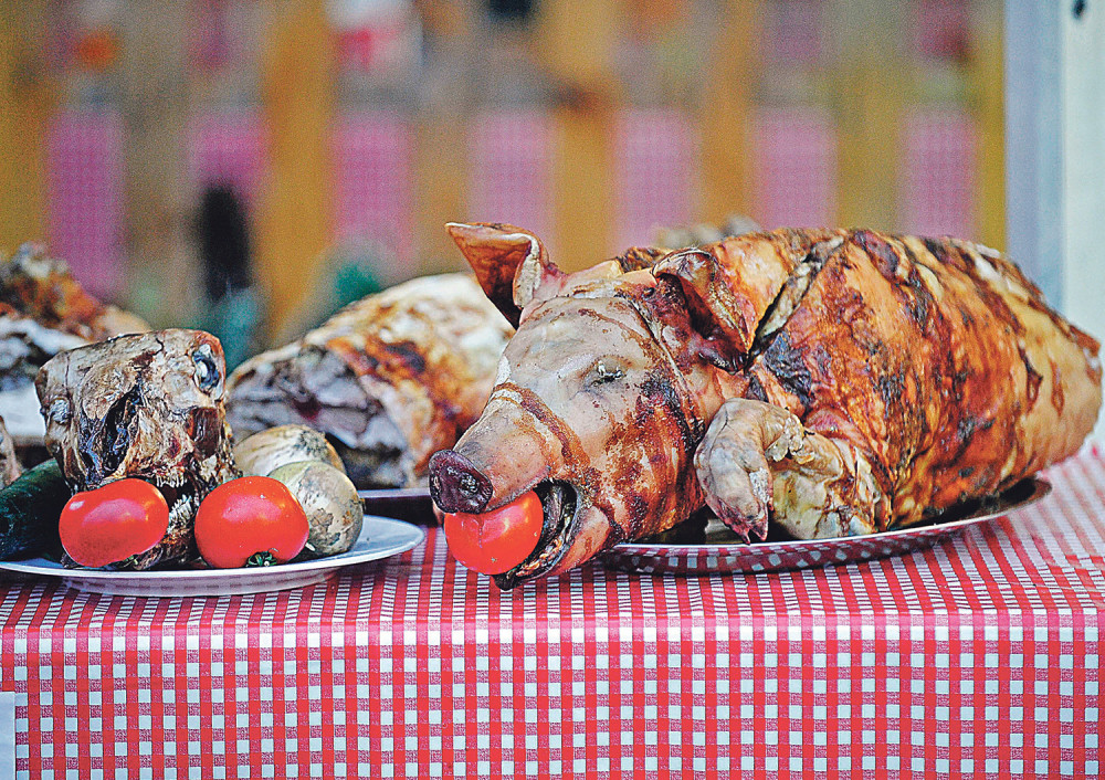 Sukob zbog srpske salate i svinjetine!