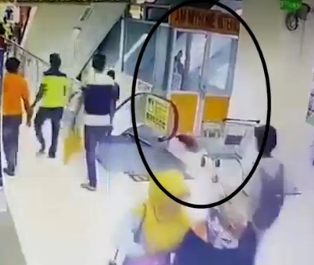 Ne nosite decu na ramenima, evo zašto! (uznemirujući VIDEO)