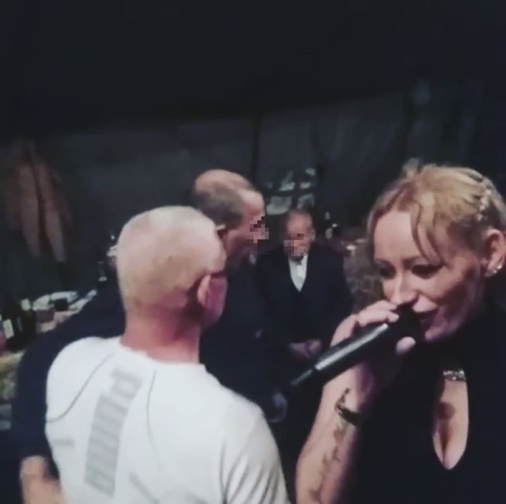 Napustila porno industriju, sad peva pod šatorom! (VIDEO)