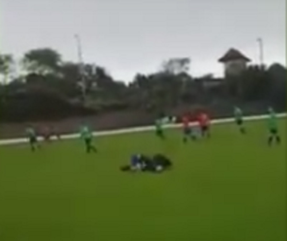 Uleteo na teren i sleđa patosirao sudiju (VIDEO)