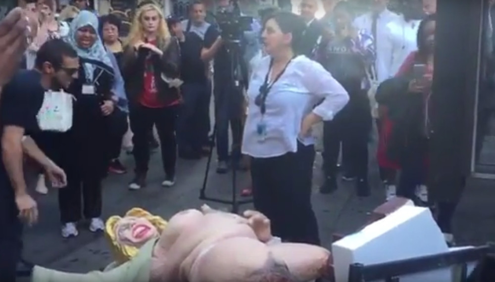 Frka zbog toples statue Hilari Klinton (FOTO + VIDEO)