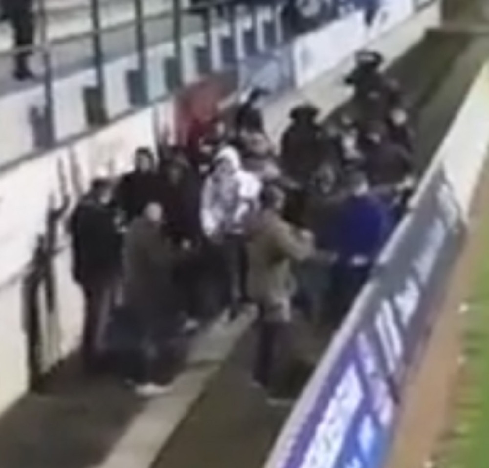 Njih trojica razbili 30 huligana (VIDEO)