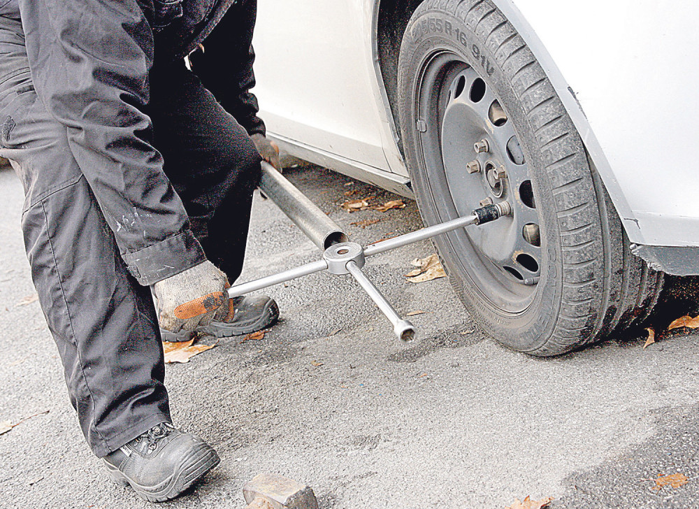 Sa četiri automobila ukradene sve četiri gume