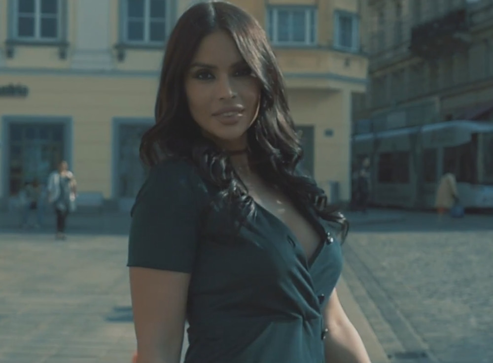 Bivša devojka Viktora Troickog samo u mantilu (HOT FOTO)