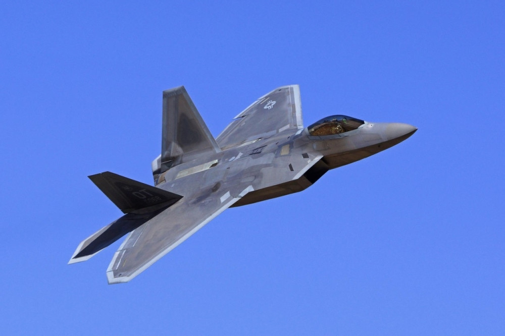 Pentagon HITNO u Katar poslao 12 lovaca F-22 " Raptor" da vladaju nebom Bliskog istoka