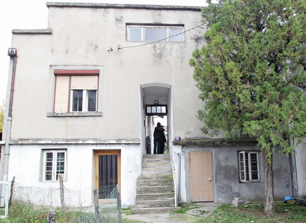 Izboden u krevetu, privedeni žena i prijatelj