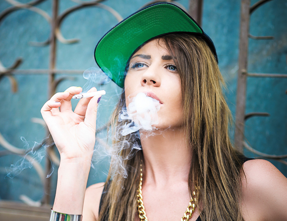 Majstora polila benzinom, pa ga gađala pikavcem