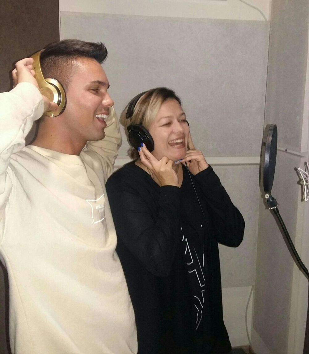 "Grandova" zvezda peva sa Ivanom Peters