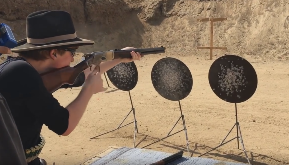 Čik prebrojte koliko je puta pucao za 15 sekundi! (VIDEO)