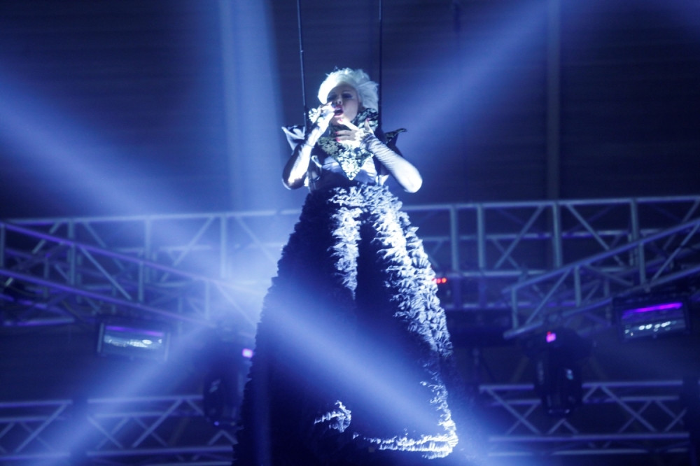 Brena sišla sa plafona, pa skinula haljinu (FOTO + VIDEO)