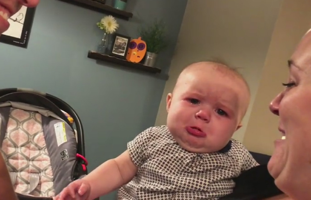 Beba plače kad god se roditelji poljube (VIDEO)