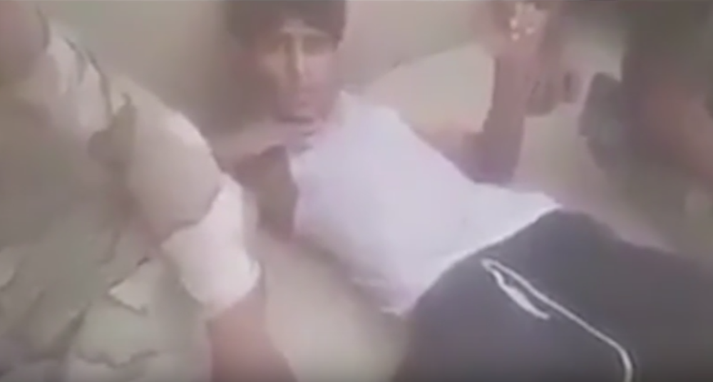 Irački vojnici tuku decu čekićima u Mosulu! (VIDEO)