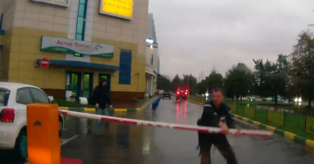 Pa šou: Pijanog Rusa istukla rampa! (VIDEO)