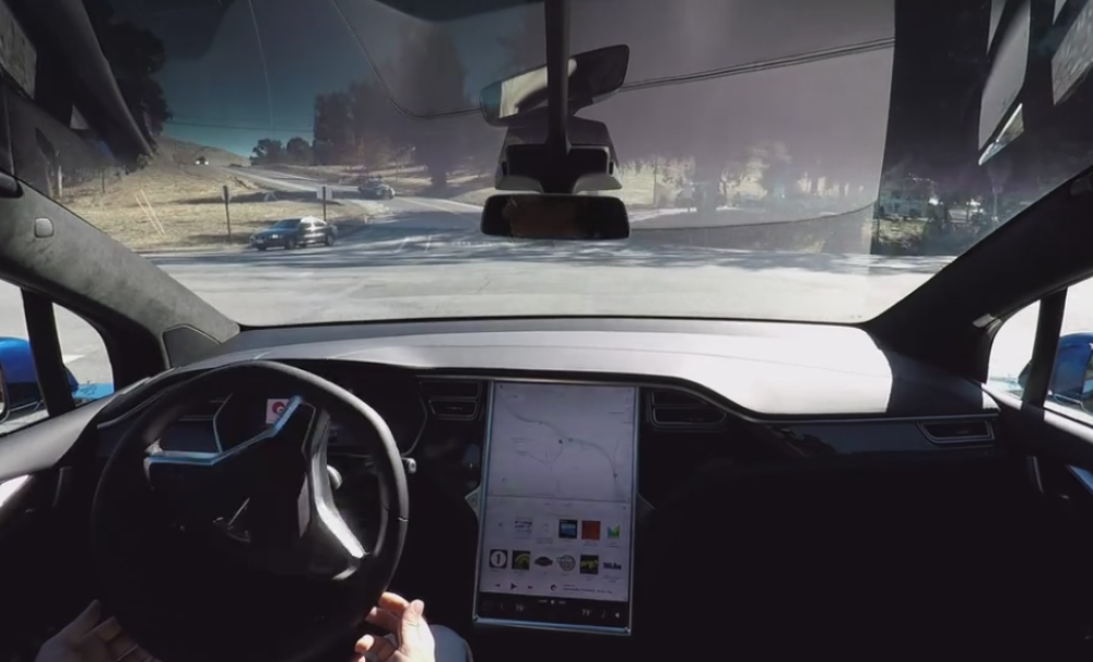 Objavljen prvi snimak kako Teslin auto vozi potpuno sam! (VIDEO)