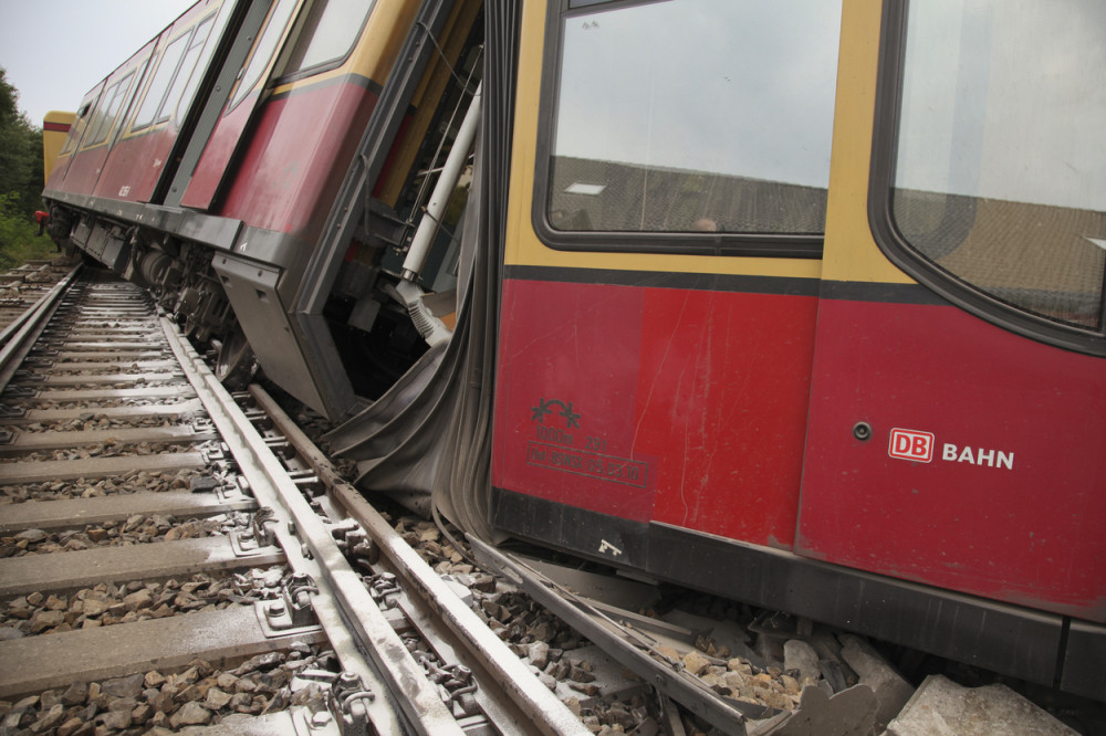 Voz iskočio iz šina, 53 mrtvih!