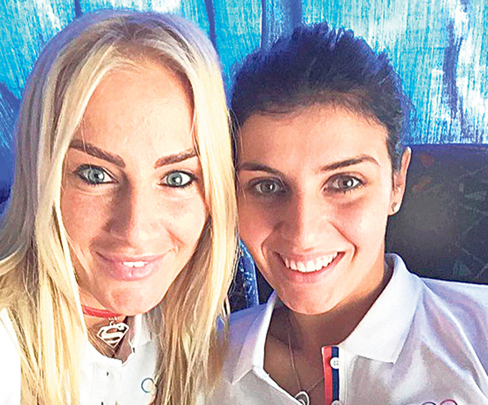 A ispod bujnih dekoltea SEVNULO JOŠ NEŠTO! Ana i Milice, za koga su ove poruke?! (FOTO)