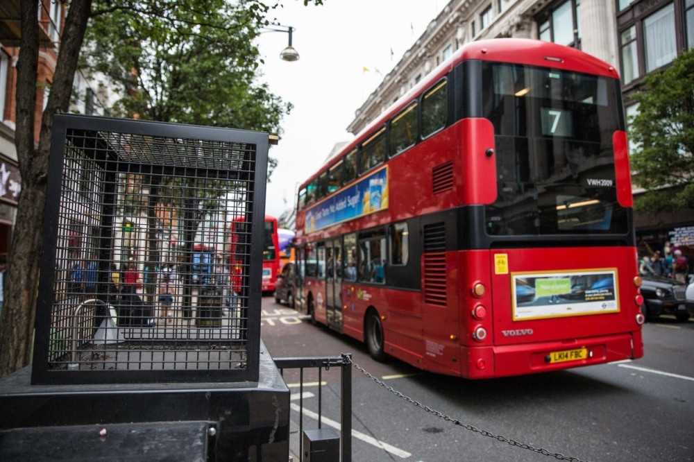 Dabl-deker oljuštio krov na nadvožnjaku