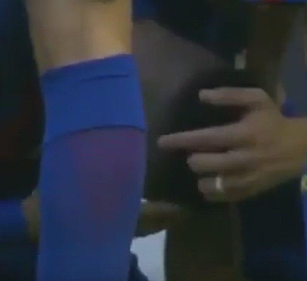 Navijači Valensije flašom gađali igrače Barselone (VIDEO)