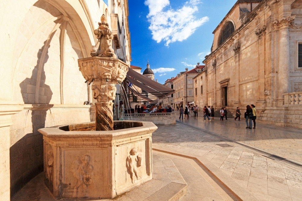 Muškarac (40) ilegalno vodao turiste po Dubrovnku, naplaćivao svoje usluge i na taj način zaradio neverovatnu svotu od skoro 500.000 evra!