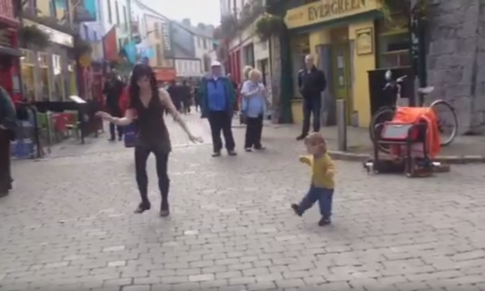 Preslatko: Pogledajte kako stepuje dvogodišnja devojčica! (VIDEO)