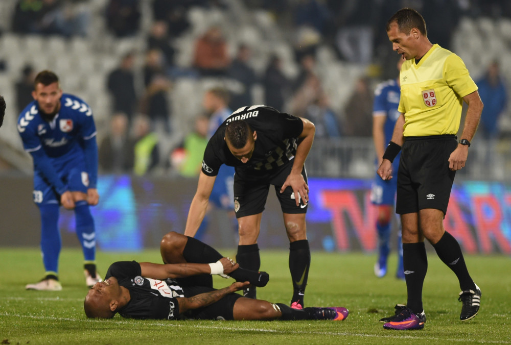 Povredio se Everton Luiz (VIDEO)