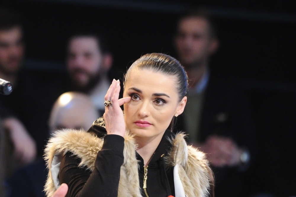 Šta ona ima, a ja nemam, sve ti je**m?