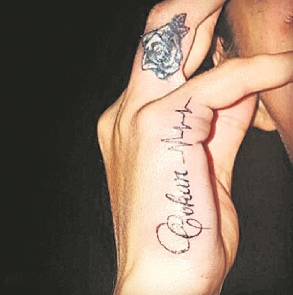 Kada je shvatio šta piše, SMEJAO SE KAO LUD!