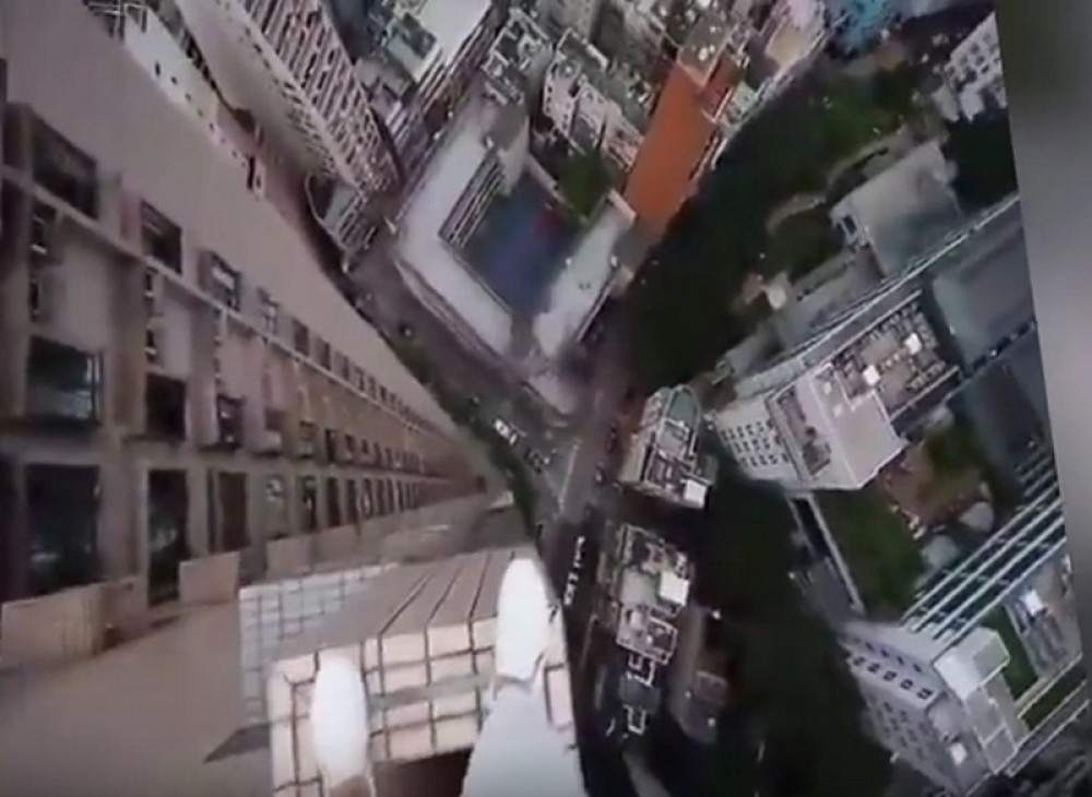 Pogledajte gde ovaj ludak šeta (VIDEO)