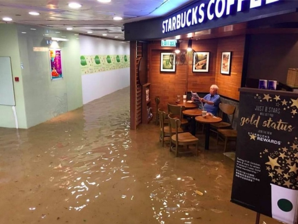 Ni poplava ne može da mu pokvari jutarnju kafu