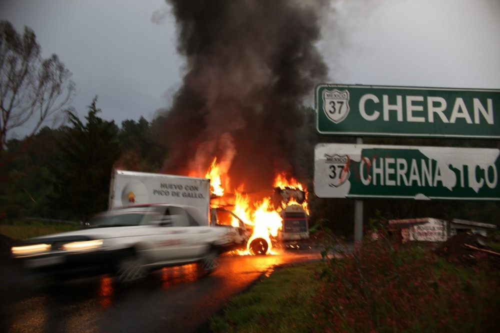 Iz grada poterali političare, policiju i kriminalce!