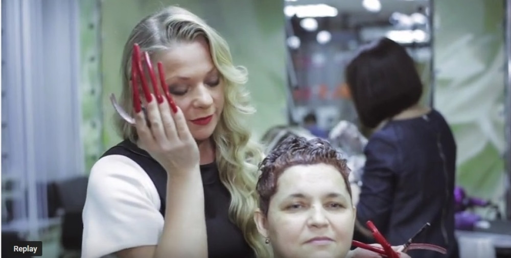 Šta će joj češalj kad ima nokte (VIDEO)