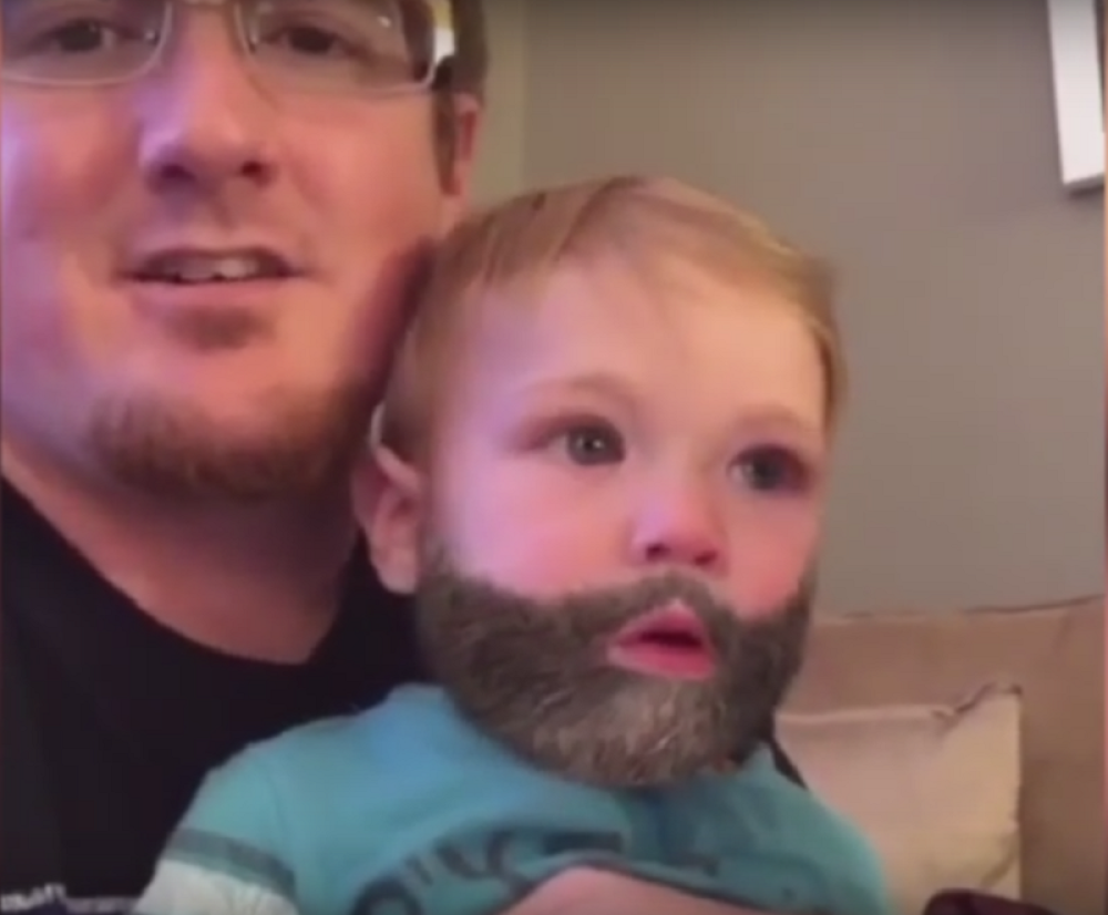 Beba je kinula, dogodilo se nešto sasvim neočekivano! (VIDEO)