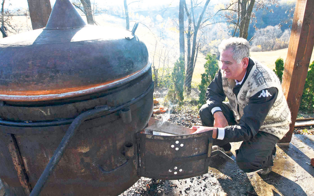 Zorana i Toma zaratili zbog rakije!