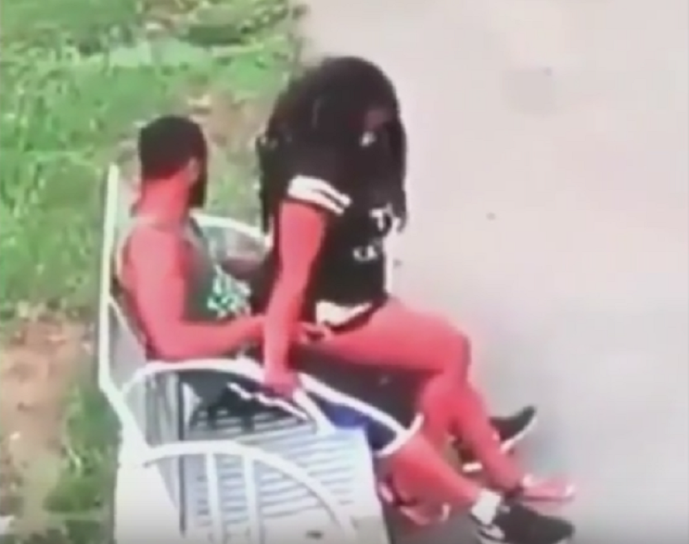 Dohvatili se u parku usred dana! (VIDEO)