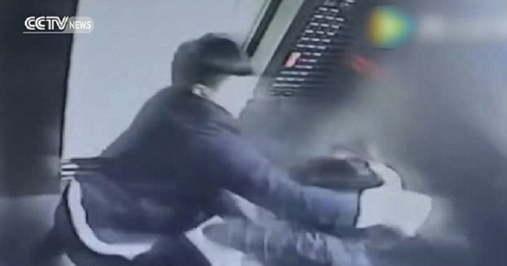 Premlatio ženu u liftu zbog cigarete (VIDEO)