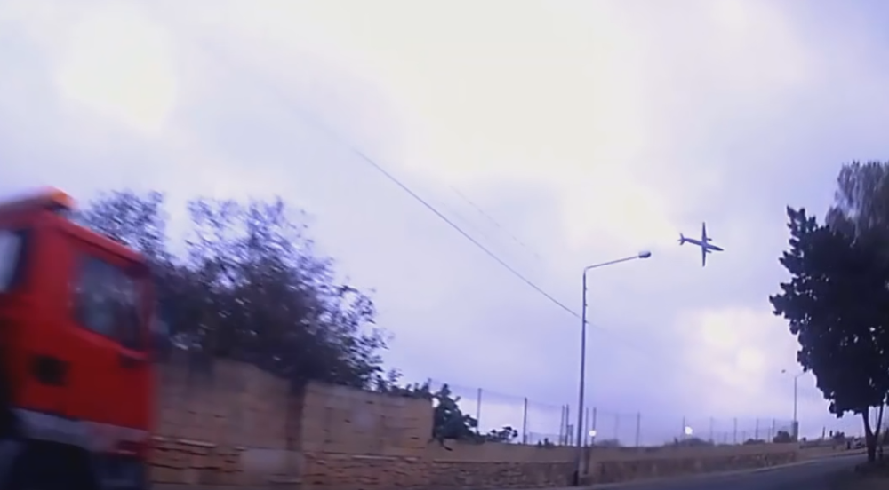 Jeziva tragedija na aeromitingu. Avion se ZAKUCAO naočigled svih u reku! Pomoć stigla munjevitom brzinom, ali već je bilo PREKASNO, pilot se nije izvukao ŽIV! (VIDEO)