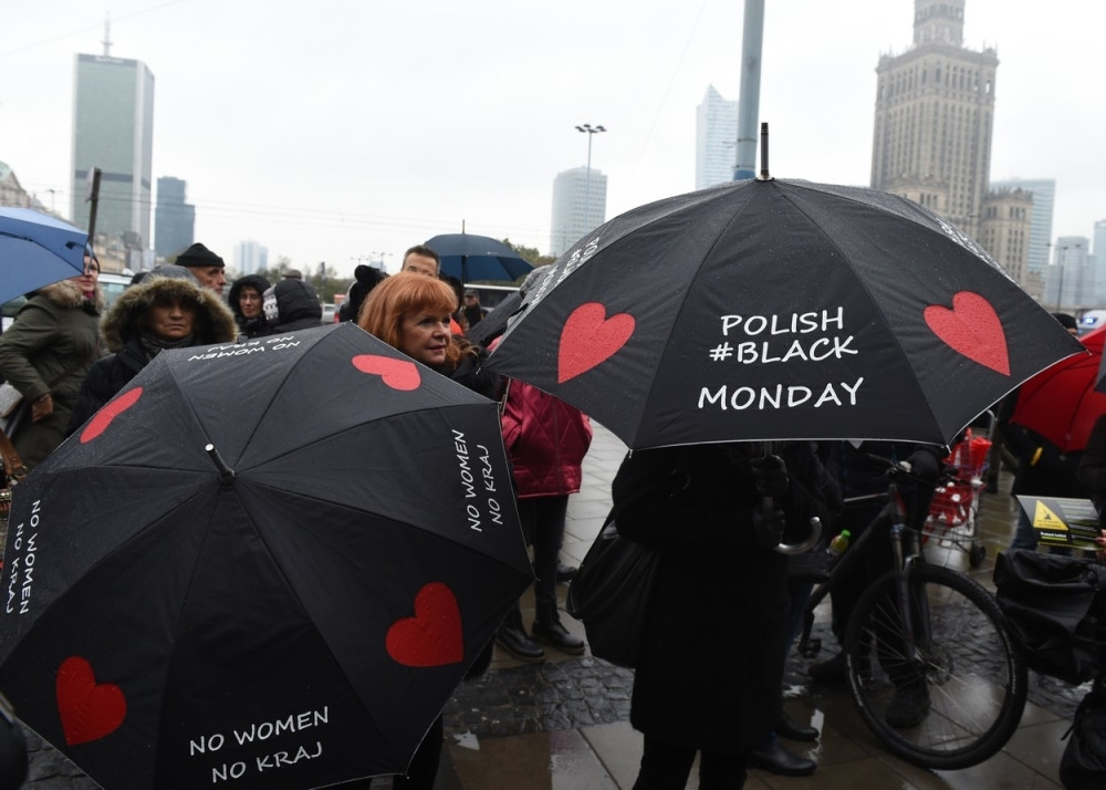 Poljakinje se tukle kišobranima zbog abortusa! (FOTO)