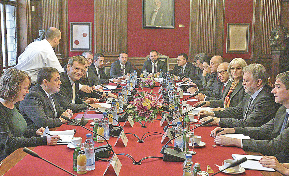 Odluka o platama i penzijama od nedelje!