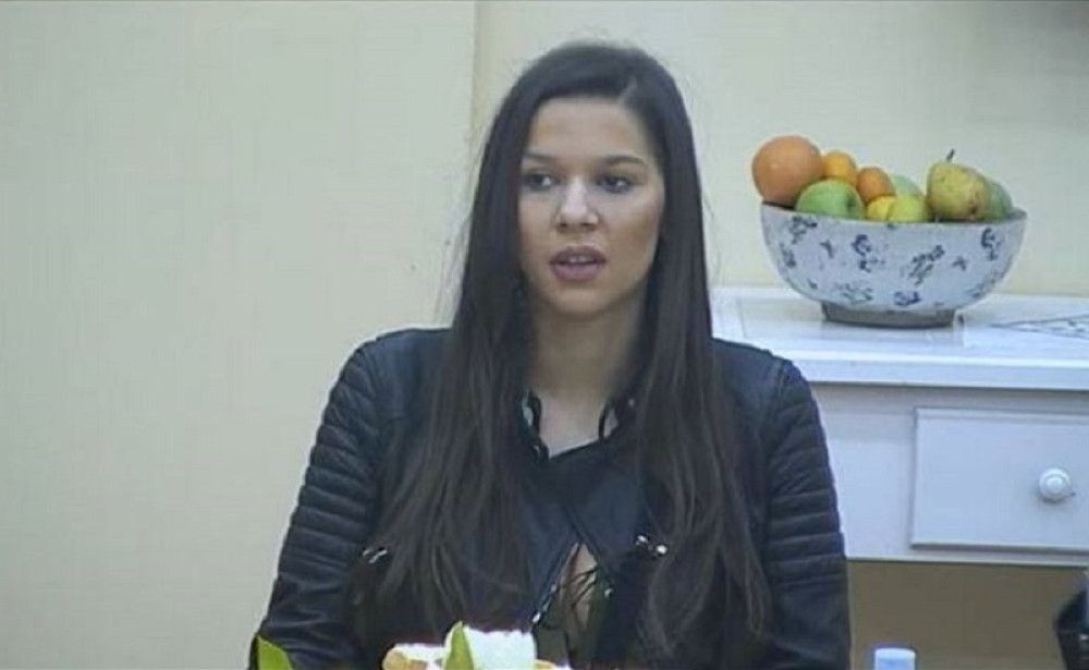 Cecu je policija izbacila iz stana