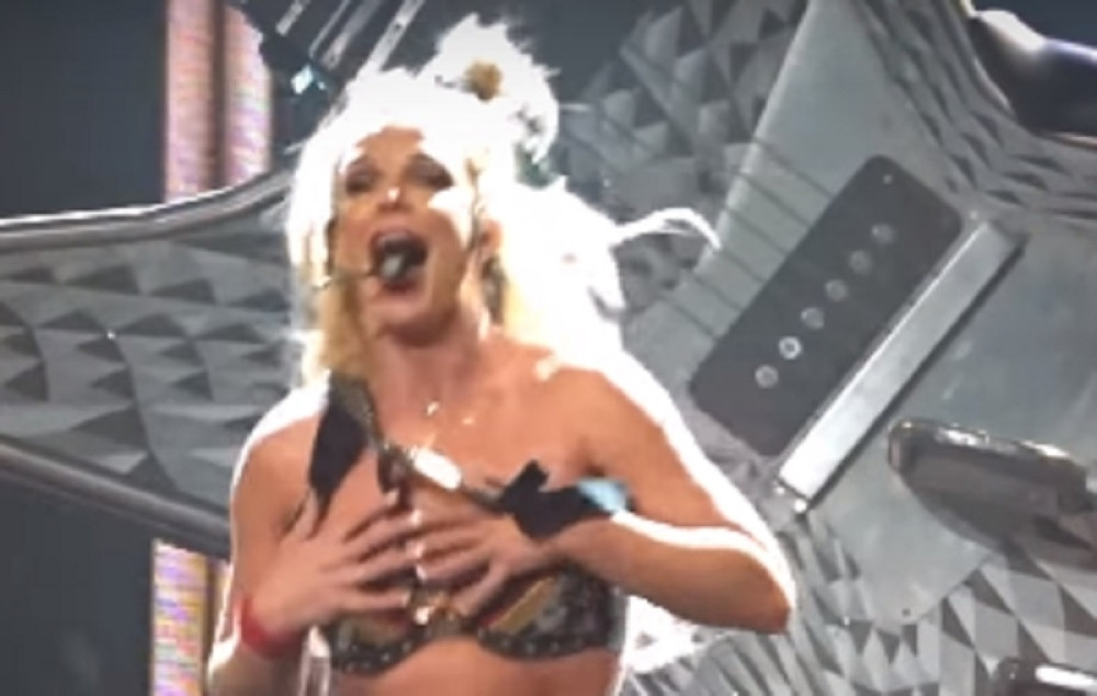 Britni pukao brushalter na nastupu (VIDEO)