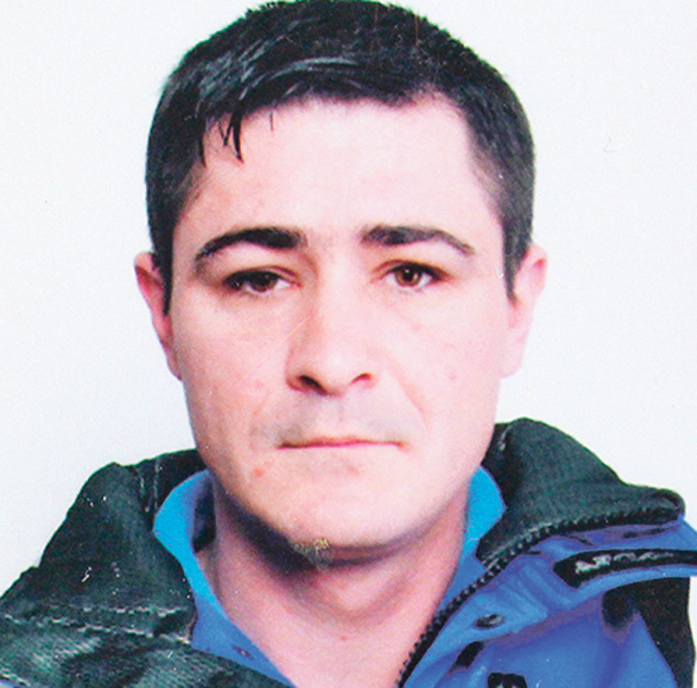 Majci rascopao glavu sekirom!